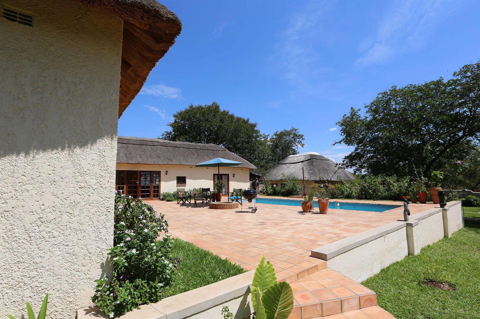 Mandebele Lodge Victoriafälle Exterior foto
